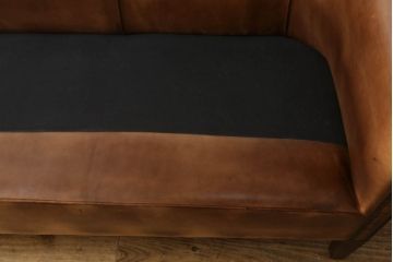 中古　美品　ロイズ・アンティークス取り扱い　本革　落ち着いた色味が大人な空間を演出するアムステルダム3人掛けレザーソファ(3Pソファ、アームソファ)(定価約54万円)(R-060391)