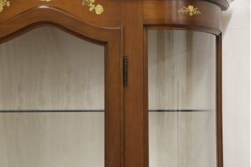中古　イタリア　エレガントなデザインが目を引く照明付きキャビネット(ショーケース、ガラスケース、飾り棚、コレクションケース、店舗什器)(R-060394)