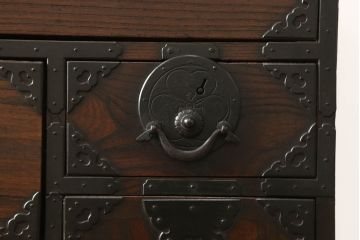 和製アンティーク　希少　前面欅(ケヤキ)材　凝ったつくりの金具が存在感を放つ合わせ一間仙台箪笥(夫婦箪笥、衣装タンス、引き出し、チェスト)(R-060395)