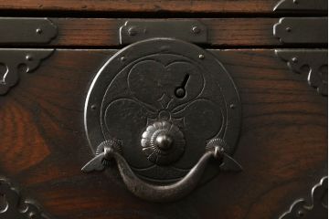 和製アンティーク　希少　前面欅(ケヤキ)材　凝ったつくりの金具が存在感を放つ合わせ一間仙台箪笥(夫婦箪笥、衣装タンス、引き出し、チェスト)(R-060395)