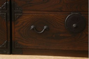 和製アンティーク　希少　前面欅(ケヤキ)材　凝ったつくりの金具が存在感を放つ合わせ一間仙台箪笥(夫婦箪笥、衣装タンス、引き出し、チェスト)(R-060395)
