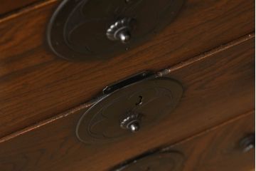 和製アンティーク　希少　前面欅(ケヤキ)材　凝ったつくりの金具が存在感を放つ合わせ一間仙台箪笥(夫婦箪笥、衣装タンス、引き出し、チェスト)(R-060395)