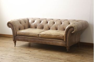 中古　イギリス　本革　レザー　高級感あふれる佇まいが魅力的なチェスターフィールドソファ(2人掛け、3人掛け、2P、3P)(定価約70万円)(R-060399)