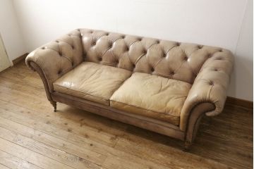 中古　イギリス　本革　レザー　高級感あふれる佇まいが魅力的なチェスターフィールドソファ(2人掛け、3人掛け、2P、3P)(定価約70万円)(R-060399)