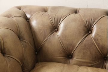中古　イギリス　本革　レザー　高級感あふれる佇まいが魅力的なチェスターフィールドソファ(2人掛け、3人掛け、2P、3P)(定価約70万円)(R-060399)