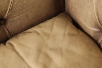 中古　イギリス　本革　レザー　高級感あふれる佇まいが魅力的なチェスターフィールドソファ(2人掛け、3人掛け、2P、3P)(定価約70万円)(R-060399)