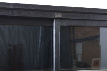 和製アンティーク　黒塗り　ゆらゆらガラスが昭和レトロな雰囲気を醸し出す収納棚(戸棚、食器棚、カップボード、キャビネット)(R-060404)