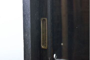和製アンティーク　黒塗り　ゆらゆらガラスが昭和レトロな雰囲気を醸し出す収納棚(戸棚、食器棚、カップボード、キャビネット)(R-060406)