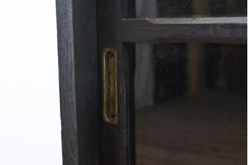和製アンティーク　黒塗り　ゆらゆらガラスが昭和レトロな雰囲気を醸し出す収納棚(戸棚、食器棚、カップボード、キャビネット)(R-060406)