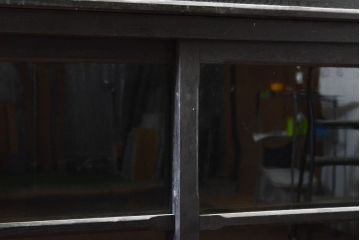 和製アンティーク　黒塗り　ゆらゆらガラスが昭和レトロな雰囲気を醸し出す収納棚(戸棚、食器棚、カップボード、キャビネット)(R-060406)