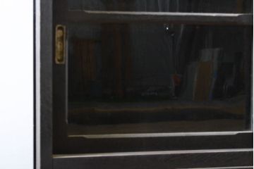 和製アンティーク　黒塗り　ゆらゆらガラスが昭和レトロな雰囲気を醸し出す収納棚(戸棚、食器棚、カップボード、キャビネット)(R-060406)