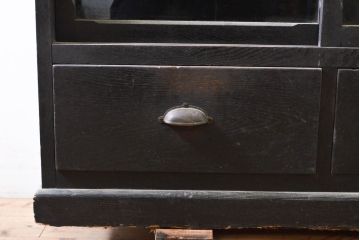 和製アンティーク　黒塗り　ゆらゆらガラスが昭和レトロな雰囲気を醸し出す収納棚(戸棚、食器棚、カップボード、キャビネット)(R-060406)