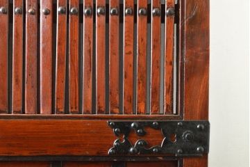 アンティーク建具　金具の意匠が立派な格子蔵戸1枚(玄関戸、引き戸、板戸)(R-060409)