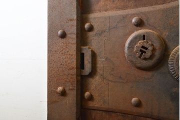 アンティーク建具　明治期　特大金具　松本地方最上手　総欅(ケヤキ)材一枚板　堅牢な佇まいが魅力的な蔵戸1枚(引き戸、玄関戸、建具)(R-060411)