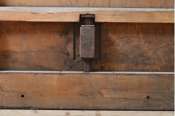 アンティーク建具　明治期　特大金具　松本地方最上手　総欅(ケヤキ)材一枚板　堅牢な佇まいが魅力的な蔵戸1枚(引き戸、玄関戸、建具)(R-060411)