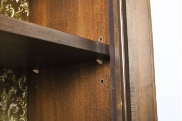 海外アンティーク　ダマスク柄の背板が印象的なキャビネット(カップボード、食器棚、陳列棚、収納棚、戸棚、飾り棚)(R-060415)