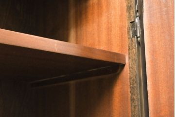 海外アンティーク　ダマスク柄の背板が印象的なキャビネット(カップボード、食器棚、陳列棚、収納棚、戸棚、飾り棚)(R-060415)