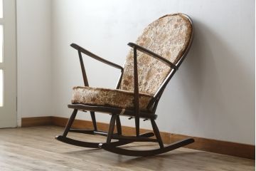 中古　美品　イギリス　ERCOL(アーコール)　落ち着いた色合いのボタニカル柄が印象的なクッション付きロッキングチェア(揺り椅子、イス、アームチェア)(R-060419)