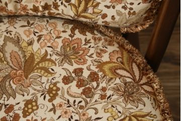 中古　美品　イギリス　ERCOL(アーコール)　落ち着いた色合いのボタニカル柄が印象的なクッション付きロッキングチェア(揺り椅子、イス、アームチェア)(R-060419)