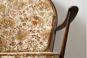 中古　美品　イギリス　ERCOL(アーコール)　落ち着いた色合いのボタニカル柄が印象的なクッション付きロッキングチェア(揺り椅子、イス、アームチェア)(R-060419)
