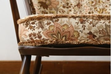 中古　美品　イギリス　ERCOL(アーコール)　落ち着いた色合いのボタニカル柄が印象的なクッション付きロッキングチェア(揺り椅子、イス、アームチェア)(R-060419)