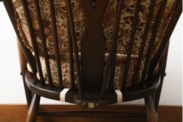 中古　美品　イギリス　ERCOL(アーコール)　落ち着いた色合いのボタニカル柄が印象的なクッション付きロッキングチェア(揺り椅子、イス、アームチェア)(R-060419)