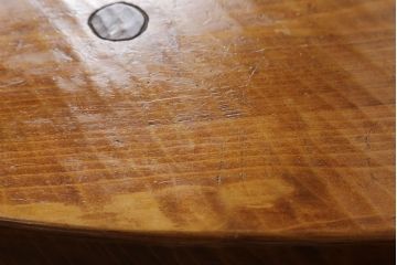 中古　美品　指物作家　矢澤金太郎作　総漆塗りの木肌が美しく味わい深い肘掛け付きのおやじの椅子(アームチェア、板座チェア、イス、1P)(定価約20万円)(R-060429)