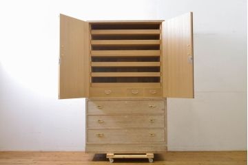 中古　伝統工芸士　頓所芳男作　かくし付き　煌びやかな金具が美しい桐箪笥(胴厚、桐たんす、和タンス、衣装箪笥、収納箪笥、着物箪笥)(R-060432)