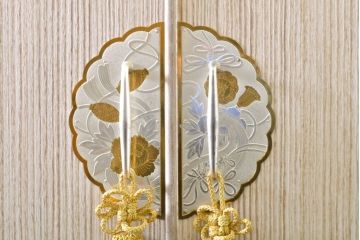 中古　伝統工芸士　頓所芳男作　かくし付き　煌びやかな金具が美しい桐箪笥(胴厚、桐たんす、和タンス、衣装箪笥、収納箪笥、着物箪笥)(R-060432)