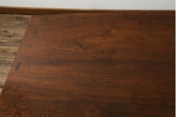 中古　美品　岩手岩泉・純木家具　栓(セン)材　三枚はぎ合わせ　セミブックマッチ　風格漂うダイニングテーブル(4人掛け、6人掛け、食卓、座卓、リビングテーブル、センターテーブル)(定価約50万円)(R-060434)