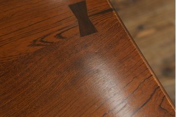中古　美品　岩手岩泉・純木家具　栓(セン)材　三枚はぎ合わせ　セミブックマッチ　風格漂うダイニングテーブル(4人掛け、6人掛け、食卓、座卓、リビングテーブル、センターテーブル)(定価約50万円)(R-060434)