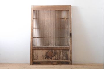 アンティーク建具　大振りな金具が和の雰囲気を高める枠欅(ケヤキ)・桟檜(ヒノキ)材の格子蔵戸1枚(玄関戸、引き戸)(R-060435)