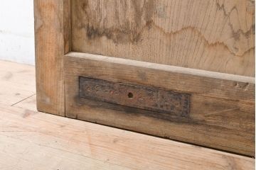 アンティーク建具　大振りな金具が和の雰囲気を高める枠欅(ケヤキ)・桟檜(ヒノキ)材の格子蔵戸1枚(玄関戸、引き戸)(R-060435)