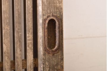 アンティーク建具　大振りな金具が和の雰囲気を高める枠欅(ケヤキ)・桟檜(ヒノキ)材の格子蔵戸1枚(玄関戸、引き戸)(R-060435)