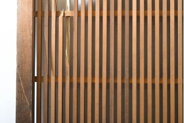 アンティーク建具　大振りな金具が和の雰囲気を高める枠欅(ケヤキ)・桟檜(ヒノキ)材の格子蔵戸1枚(玄関戸、引き戸)(R-060435)