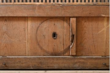 アンティーク建具　大振りな金具が和の雰囲気を高める枠欅(ケヤキ)・桟檜(ヒノキ)材の格子蔵戸1枚(玄関戸、引き戸)(R-060435)
