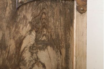 アンティーク建具　松本地方　存在感を放つ上手金具が立派な蔵戸1枚(板戸、玄関戸、引き戸)(R-060436)