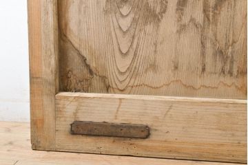 アンティーク建具　松本地方　存在感を放つ上手金具が立派な蔵戸1枚(板戸、玄関戸、引き戸)(R-060436)