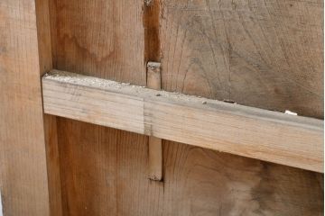 アンティーク建具　松本地方　存在感を放つ上手金具が立派な蔵戸1枚(板戸、玄関戸、引き戸)(R-060436)