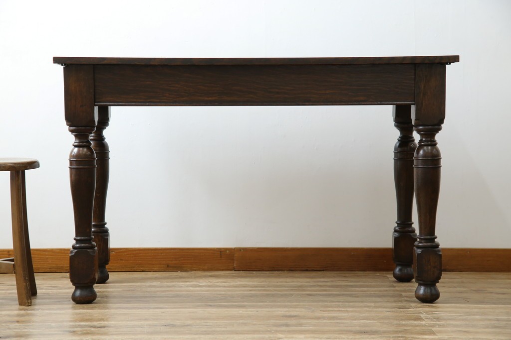 イギリスアンティーク　オーク材　凝った脚のデザインが上品な雰囲気を醸し出すデスク　(R-060441)