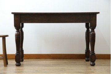 イギリスアンティーク　オーク材　凝った脚のデザインが上品な雰囲気を醸し出すデスク　(R-060441)