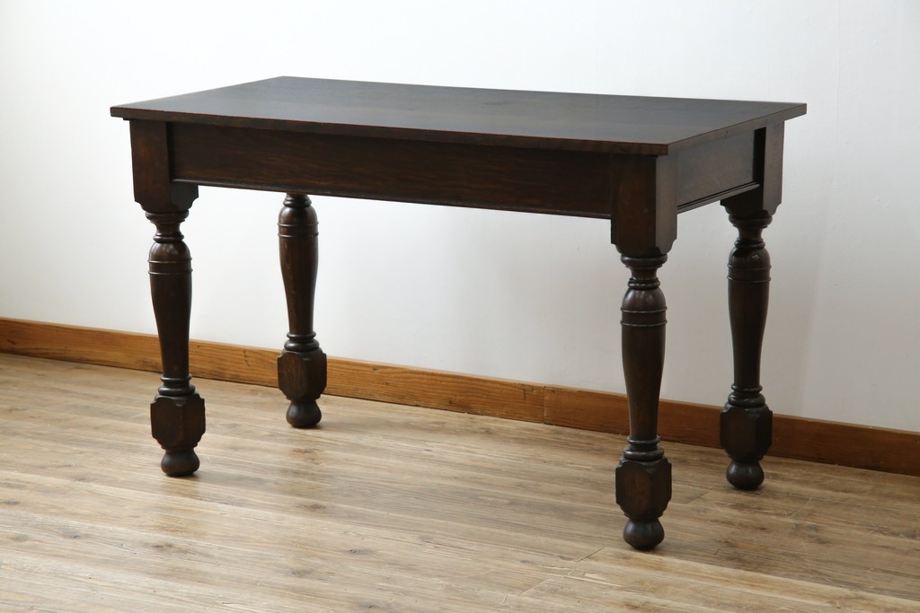 イギリスアンティーク　オーク材　凝った脚のデザインが上品な雰囲気を醸し出すデスク　(R-060441)