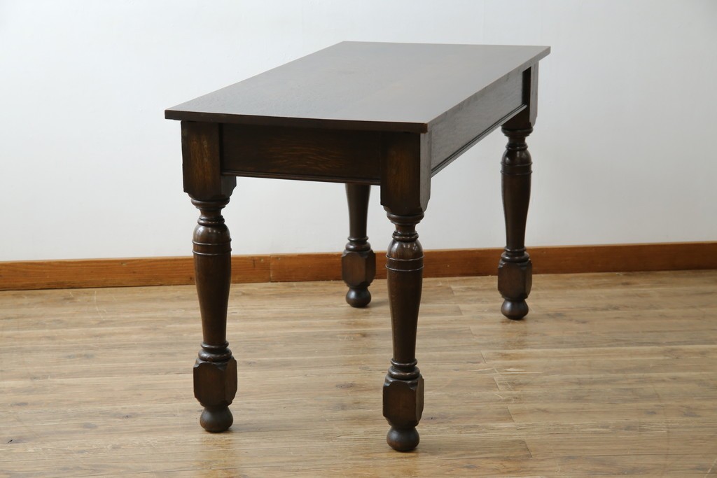 イギリスアンティーク　オーク材　凝った脚のデザインが上品な雰囲気を醸し出すデスク　(R-060441)