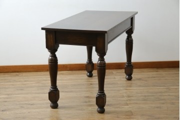 イギリスアンティーク　オーク材　凝った脚のデザインが上品な雰囲気を醸し出すデスク　(R-060441)