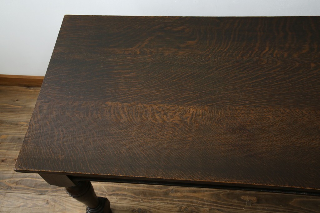 イギリスアンティーク　オーク材　凝った脚のデザインが上品な雰囲気を醸し出すデスク　(R-060441)