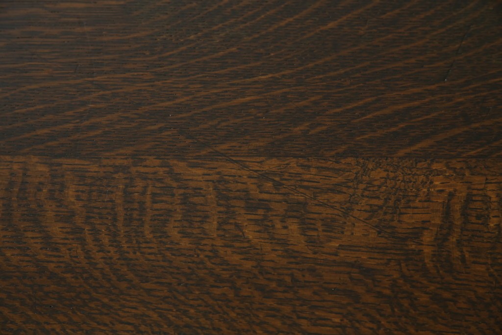 イギリスアンティーク　オーク材　凝った脚のデザインが上品な雰囲気を醸し出すデスク　(R-060441)