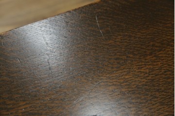 イギリスアンティーク　オーク材　凝った脚のデザインが上品な雰囲気を醸し出すデスク　(R-060441)