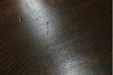 イギリスアンティーク　オーク材　凝った脚のデザインが上品な雰囲気を醸し出すデスク　(R-060441)