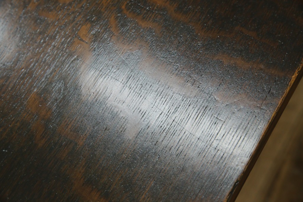 イギリスアンティーク　オーク材　凝った脚のデザインが上品な雰囲気を醸し出すデスク　(R-060441)