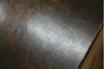 イギリスアンティーク　オーク材　凝った脚のデザインが上品な雰囲気を醸し出すデスク　(R-060441)